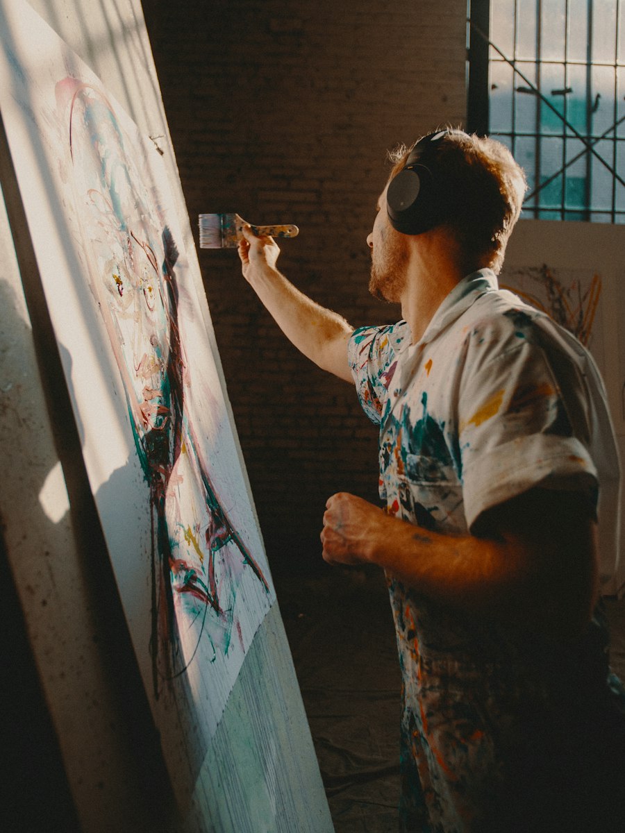 Artista pintando uma tela grande