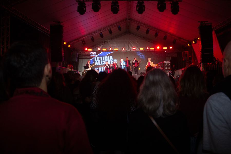 Show visto da plateia, com o nome de Letícia Alcover no telão