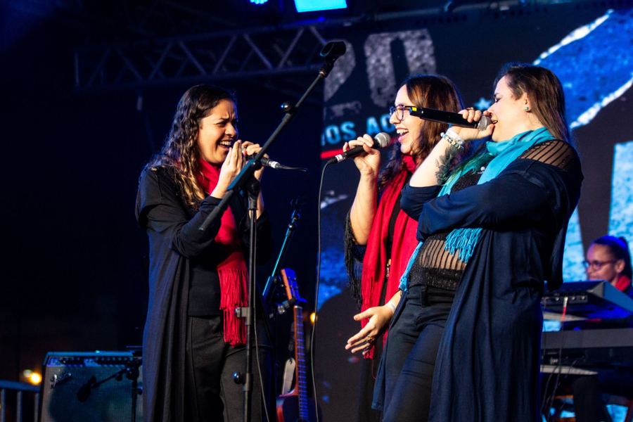 Carla e Letícia cantando juntas no palco