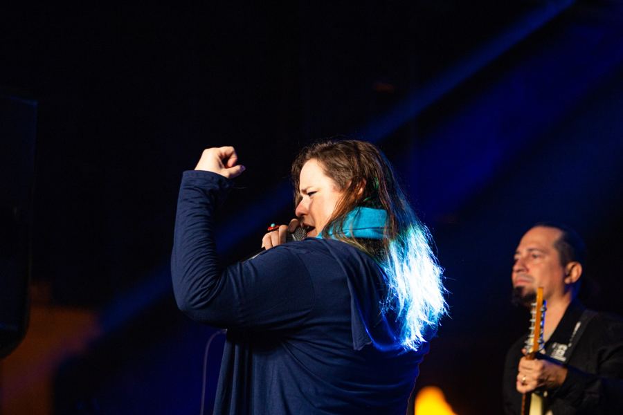 Letícia com o punho erguido no palco