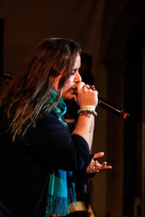 Letícia de perfil, cantando