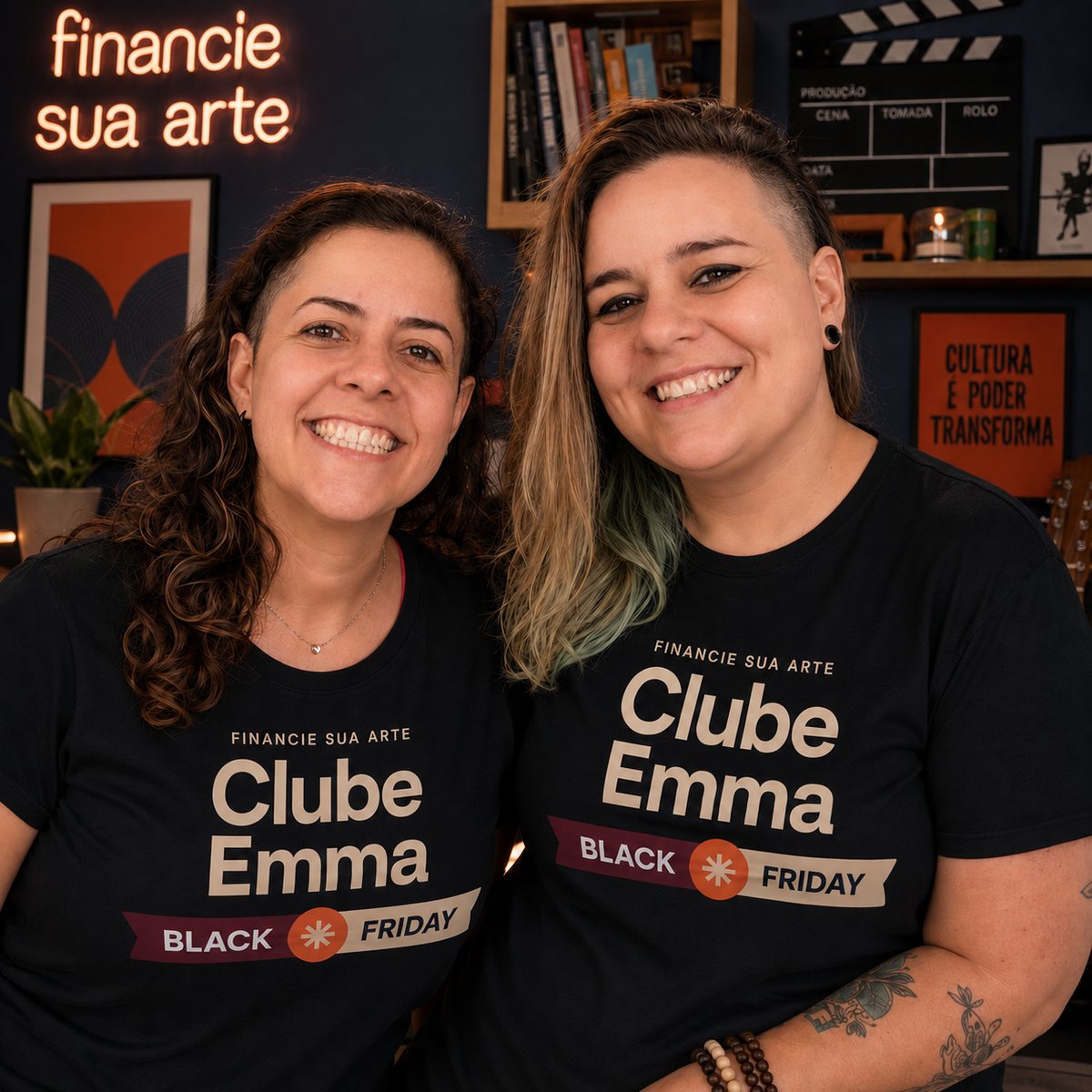 Carla Mariani e Letícia Alcovér com as camisetas da Black Friday do Clube Emma